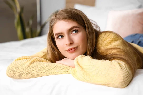 Drömmande Ung Kvinna Liggande Sängen Hemma Närbild — Stockfoto