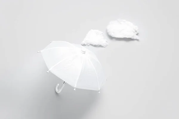 Composição Com Guarda Chuva Nuvens Sobre Fundo Branco — Fotografia de Stock