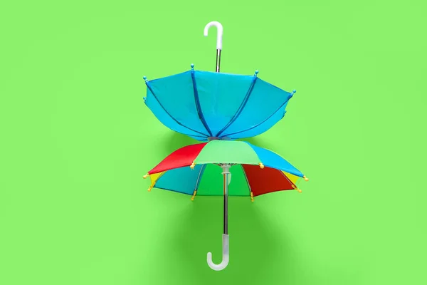 Színes Mini Esernyők Zöld Háttér — Stock Fotó