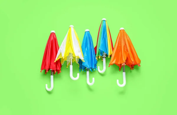 Many Different Umbrellas Green Background — Stock Photo, Image