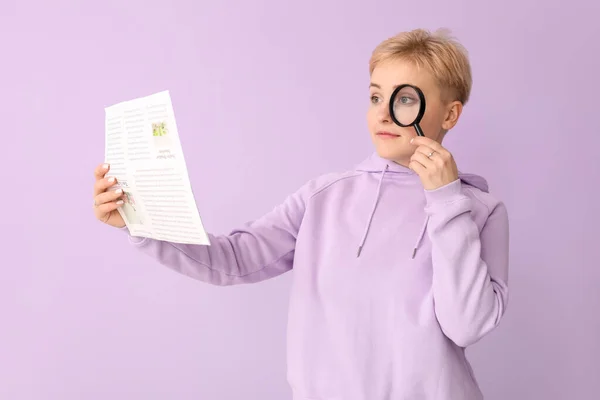 Young Woman Magnifier Reading Newspaper Lilac Background — Stock Photo, Image