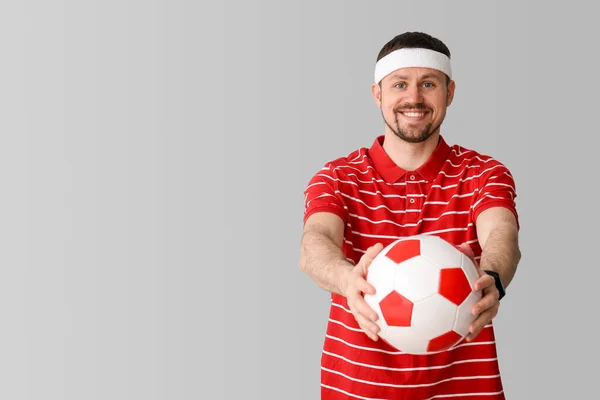 Happy Man Met Voetbal Lichte Achtergrond — Stockfoto