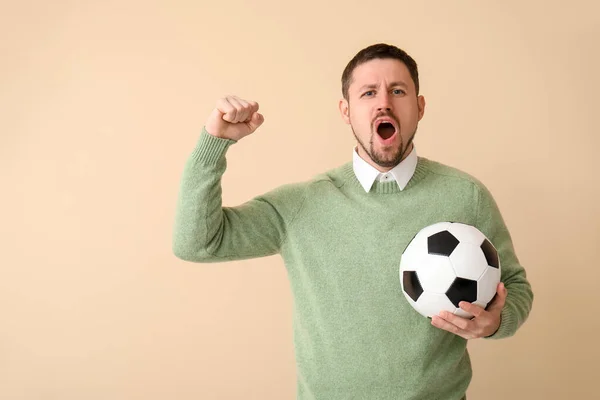 米色背景足球的情绪化男人 — 图库照片