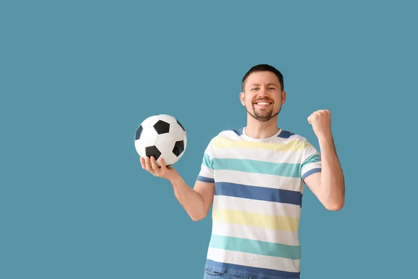 Homme Heureux Avec Ballon Football Sur Fond Bleu — Photo