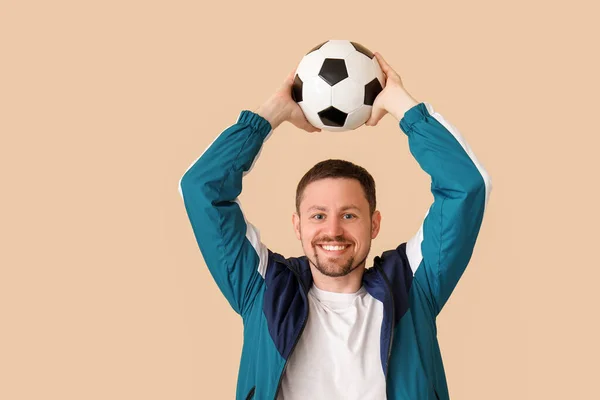 Homem Feliz Com Bola Futebol Fundo Bege — Fotografia de Stock