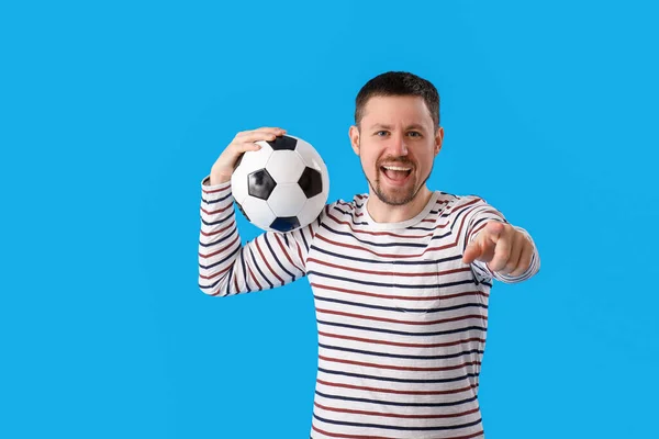 Homme Avec Ballon Football Pointant Vers Spectateur Sur Fond Bleu — Photo