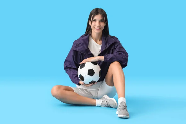 Mladá Žena Fotbalovým Míčem Modrém Pozadí — Stock fotografie