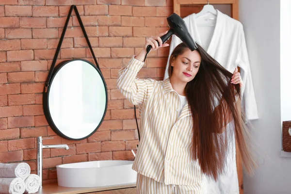 Mulher Muito Jovem Com Secador Cabelo Seu Banheiro — Fotografia de Stock
