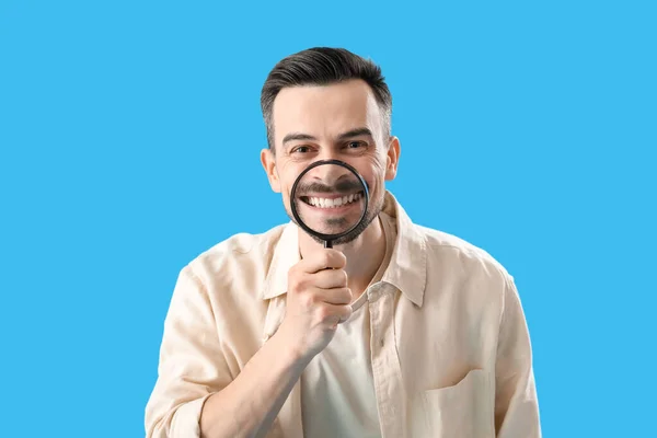Knappe Man Met Vergrootglas Blauwe Achtergrond — Stockfoto