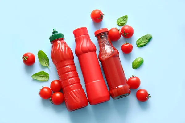 Bottles Ketchup Tomatoes Blue Background — Stock Photo, Image