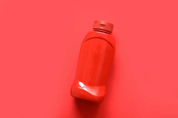 Kırmızı Arkaplanda Bir Şişe Ketçap — Stok fotoğraf