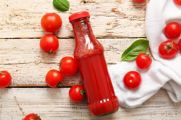 Glass Bottle Ketchup Tomatoes White Wooden Background — Stock Photo, Image