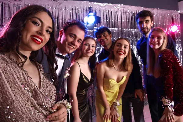 Jovens Tomando Selfie Noite Baile — Fotografia de Stock