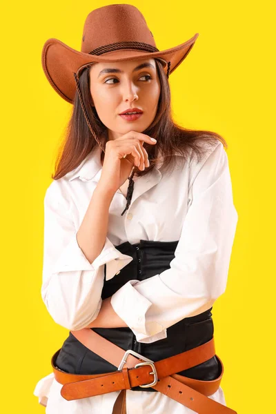 Sarı Arka Planda Güzel Bir Kovboy Kız — Stok fotoğraf