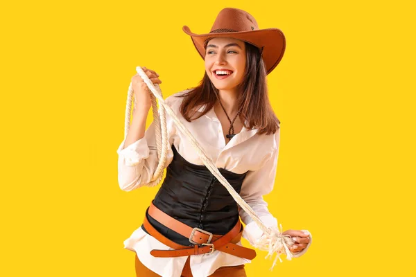 Gyönyörű Cowgirl Lasszóval Sárga Háttér — Stock Fotó