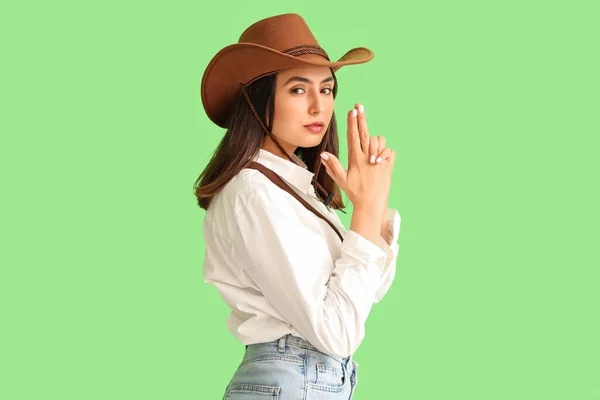 Schöne Cowgirl Auf Grünem Hintergrund — Stockfoto