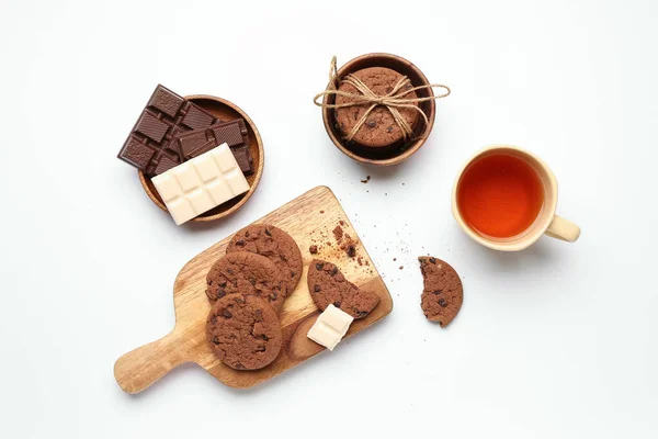 Holzplatte Mit Keksen Schokolade Und Einer Tasse Tee Auf Weißem — Stockfoto
