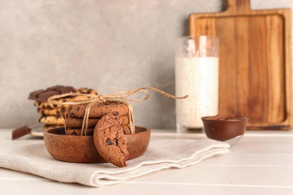 Tál Süteményekkel Csokoládéval Pohár Tejjel Falhoz Közeli Fehér Asztalon — Stock Fotó