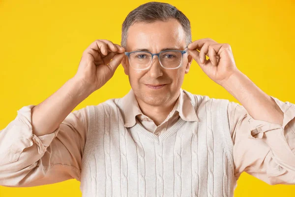 Dojrzały Mężczyzna Okularach Żółtym Tle — Zdjęcie stockowe