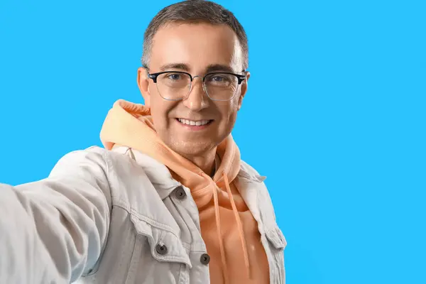 Reifer Mann Mit Brille Macht Selfie Auf Blauem Hintergrund Nahaufnahme — Stockfoto