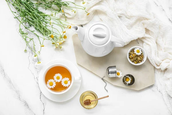 Tasse Heißer Kamillentee Teekanne Und Honig Auf Weißem Marmorhintergrund — Stockfoto