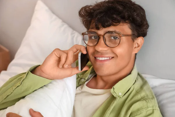 Jonge Man Met Bril Praten Door Mobiele Telefoon Slaapkamer Close — Stockfoto