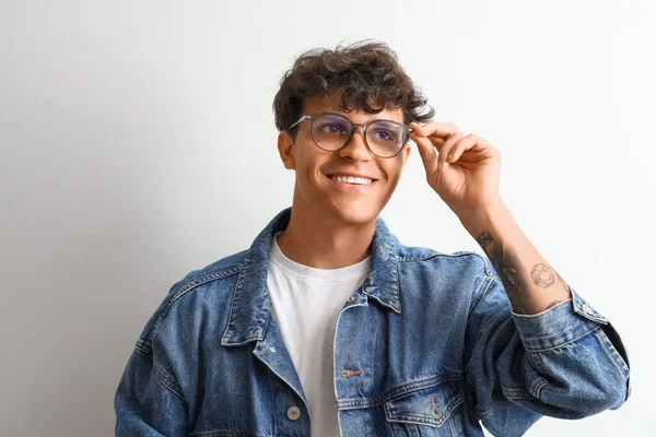 Ung Man Snygga Glasögon Ljus Bakgrund — Stockfoto