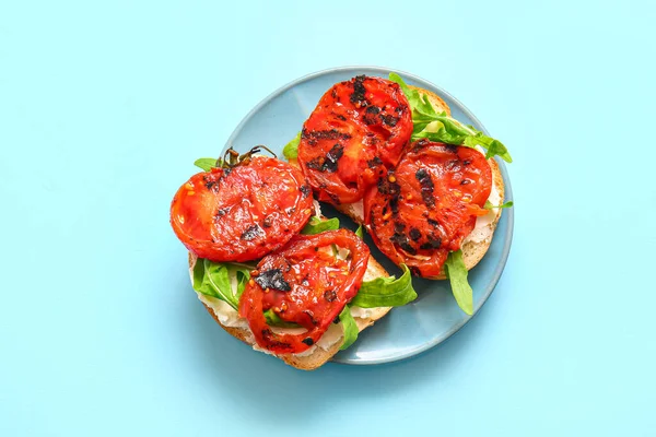 Plaat Van Sandwiches Met Lekkere Gegrilde Tomaten Arugula Blauwe Achtergrond — Stockfoto