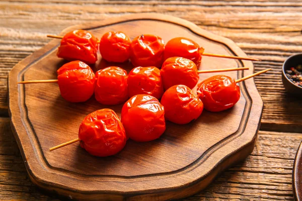 Tabuleiro Espetos Com Saborosos Tomates Grelhados Fundo Madeira — Fotografia de Stock