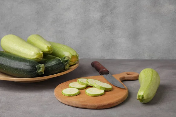 Board Slices Plate Fresh Green Zucchini Grey Background — Stock Photo, Image
