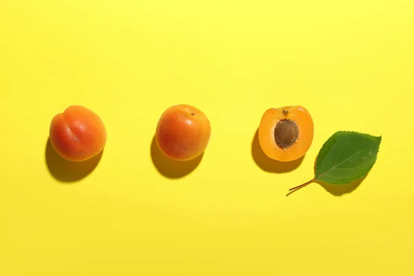 Fresh Apricots Leaf Yellow Background — Stock Photo, Image