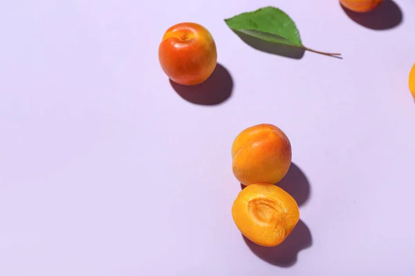 Fresh Apricots Leaf Lilac Background — Stock Photo, Image