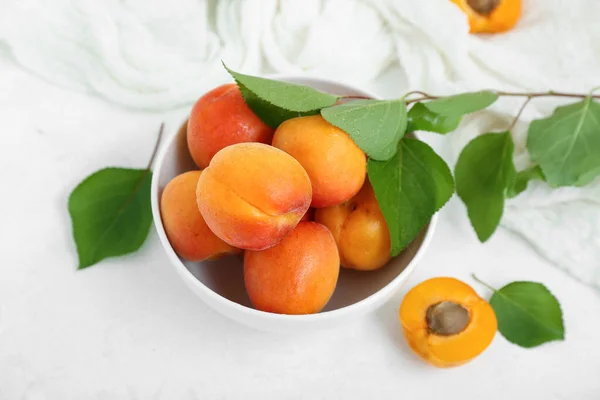 Bowl Fresh Apricots Leaves White Background — Stock Photo, Image