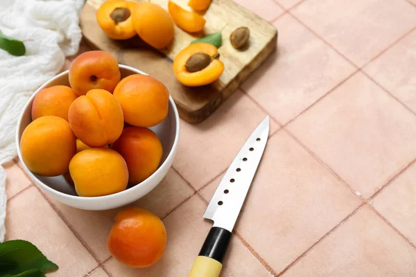 Board Bowl Fresh Apricots Pink Tile Background — Stock Photo, Image