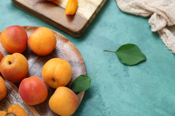 Teller Mit Frischen Aprikosen Auf Grünem Hintergrund — Stockfoto