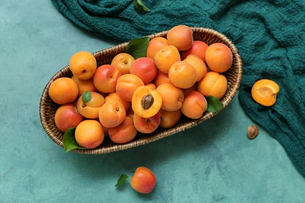 Wicker Bowl Fresh Apricots Leaves Green Background — Stock Photo, Image