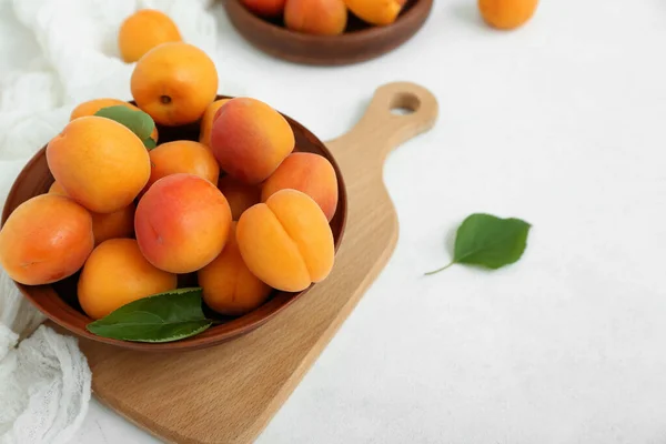 Board Bowl Fresh Apricots White Table — Stock Photo, Image