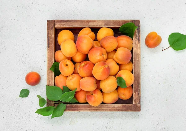 Boîte Bois Avec Abricots Frais Feuilles Sur Fond Blanc — Photo
