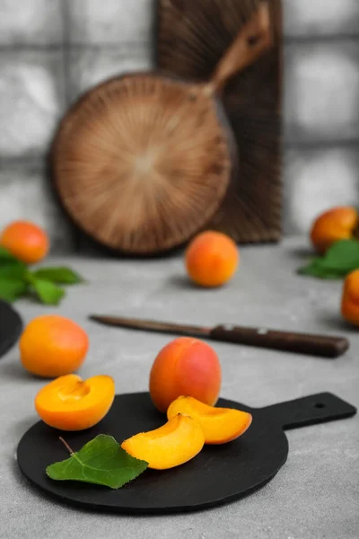 Board Fresh Apricots Grey Table — Stock Photo, Image