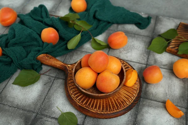Board Bowl Fresh Apricots Leaves Grey Tile Table — Stock Photo, Image