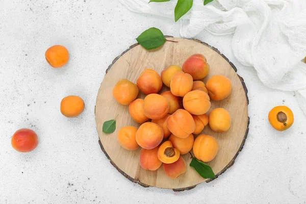 Board Fresh Apricots Leaves White Background — Stock Photo, Image