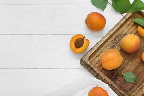 Board Fresh Apricots White Wooden Background — Stock Photo, Image