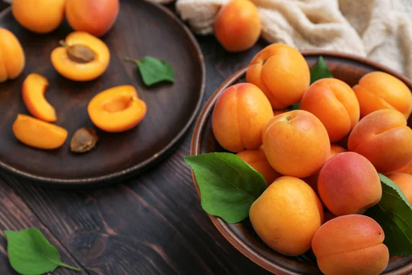 Bowl Plate Fresh Apricots Wooden Table — Stock Photo, Image
