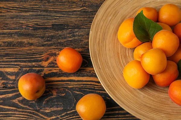 Plate Fresh Apricots Wooden Background — Stock Photo, Image