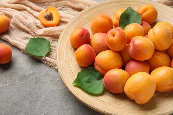 Teller Mit Frischen Aprikosen Auf Grauem Hintergrund — Stockfoto