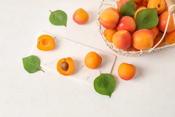 Panier Avec Abricots Frais Sur Table Blanche — Photo