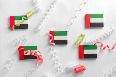 Beyaz arkaplanda kurdeleli bloklardan yapılmış BAE bayrakları