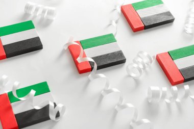 Beyaz arkaplanda kurdeleli bloklardan yapılmış BAE bayrakları