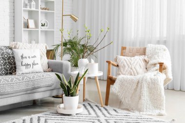 Aydınlık oturma odasının içindeki rahat kanepe.