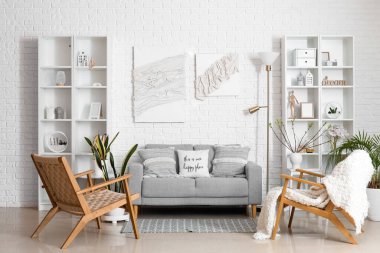 Rahat kanepe ve posterleri olan şık bir oturma odası.